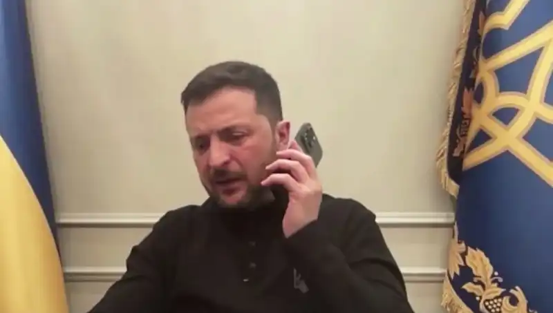 Zelenski'nin Basın Toplantısında Macron'un Sıra Dışı Telefon Görüşmesi!