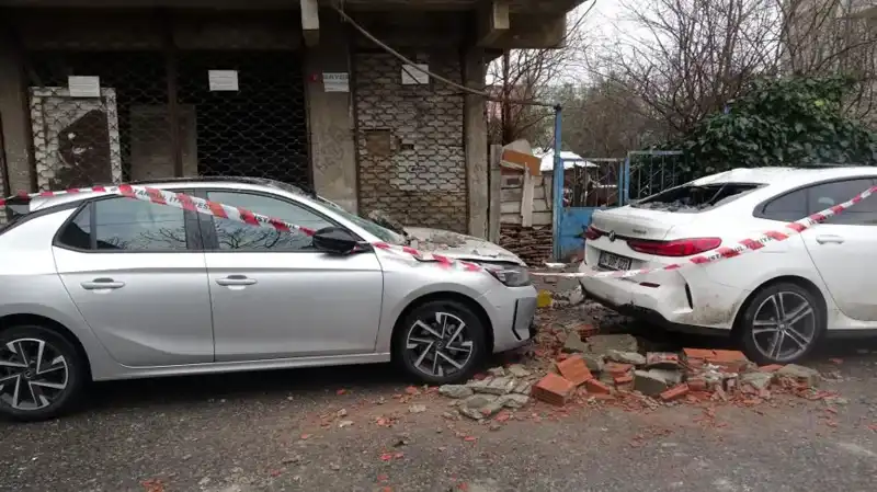 İstanbul'da Dört Katlı Binada Balkondan Düşenler için Kurtarma Operasyonu Başladı!