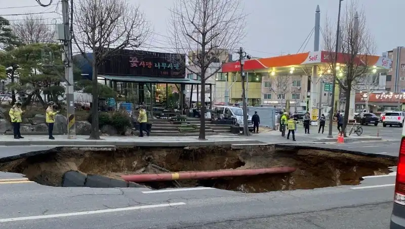 Güney Kore'de Motosikletin Yuttuğu Dev Çukur: Kayıp ve Yaralı Var!