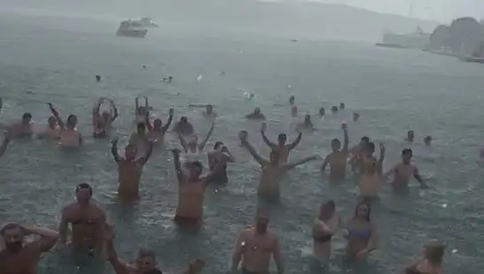 İstanbul’da Yağmura Rağmen Bebek Plajı’nda Denize Giren Kalabalık Dikkat Çekti