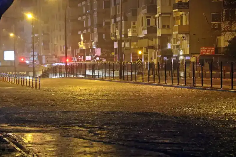 Antalya'da Yağmurda Yollar Göle Döndü, Araçlar Mahsur Kaldı