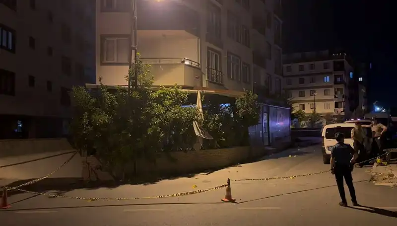 İstanbul'da Kafeye Silahlı Saldırı: Panic İçinde Olay Anı