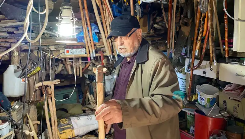 Doğadan Topladığı Malzemelerle Evinin Odunluğunu Sanat Atölyesine Dönüştürdü