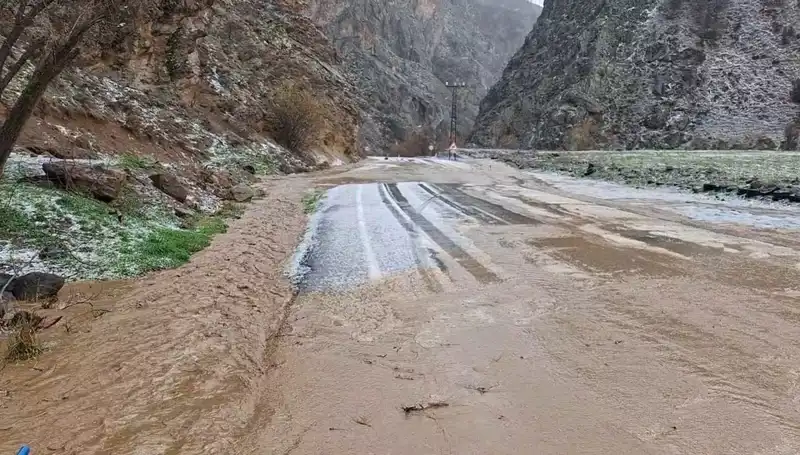 Tunceli'yi Vuran Dolu ve Sağanak, Hayatı Felç Etti!