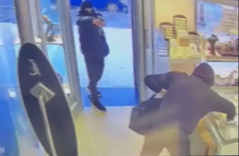 Ümraniye'de Maskeli Soygun Girişimi: Güvenlik Kameraları Oluşan Kargaşayı Yansıtıyor
