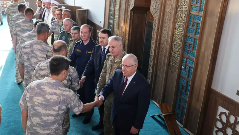 Yaşar Güler, Mehmetçikle Bir Araya Gelerek Bayramlaşma Geleneğini Yaşattı