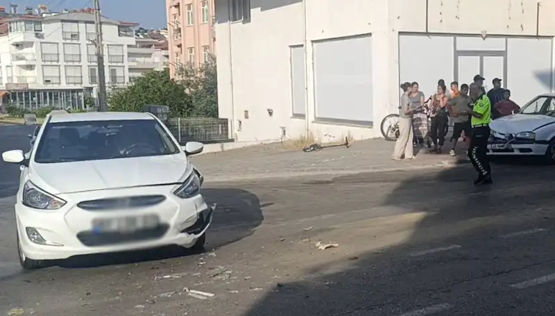 Antalya'da İki Otomobil Çarpıştı: Kazanın Detayları Ve Görgü Tanıkları