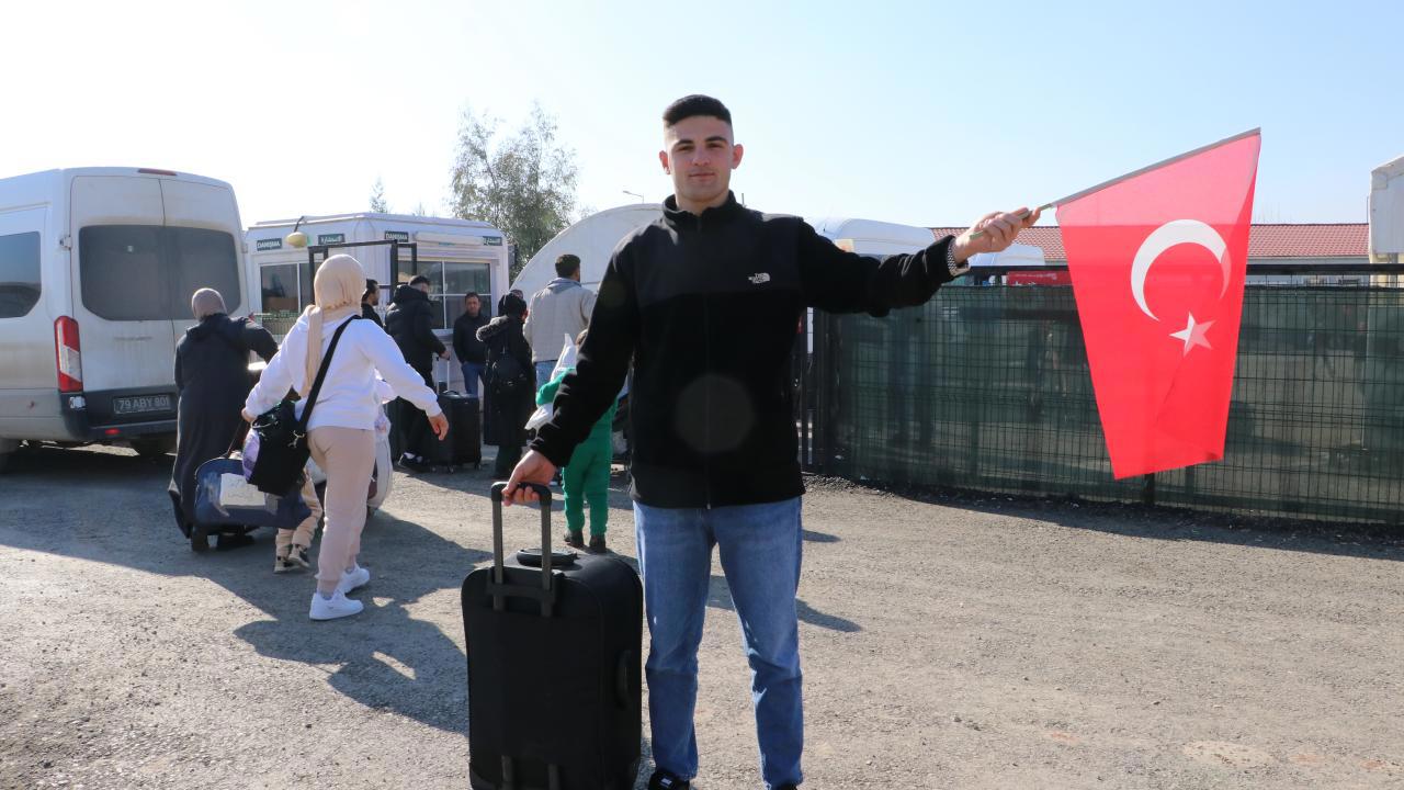 Suriye'nin Türk bayrağıyla dönen Abdulkadir'in hikayesi