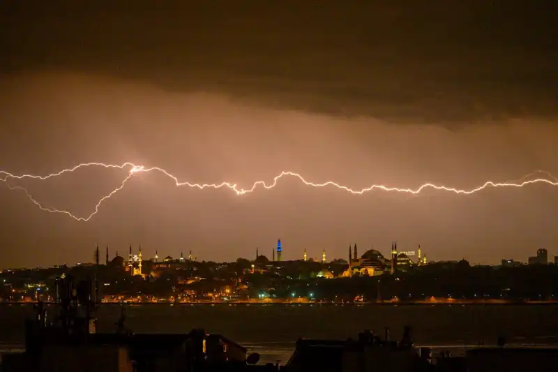 İstanbul'da Sıcaklık Şok Edici Biçimde Düşüyor: Kar Geldi Geliyor!