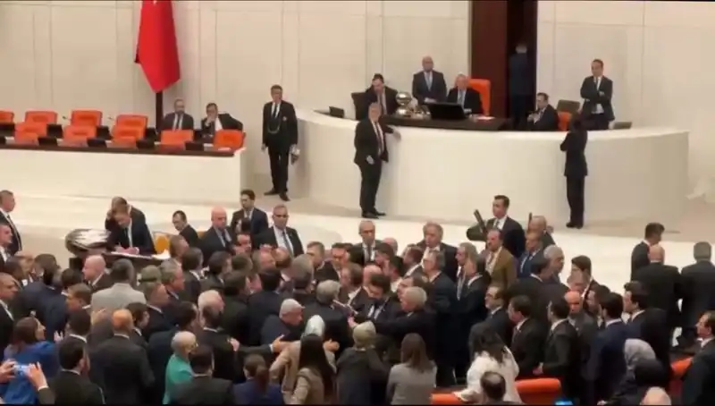 Meclisteki Gerilim Tırmandı: Emekli İkramiyesi İçin Kavga Çıktı