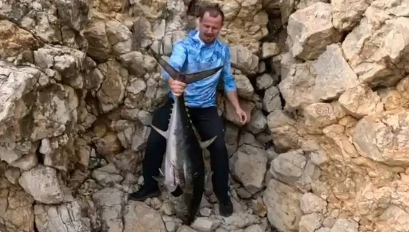 Saros’ta 30 Kilo Ağırlığında Balık Avlama Mücadelesi
