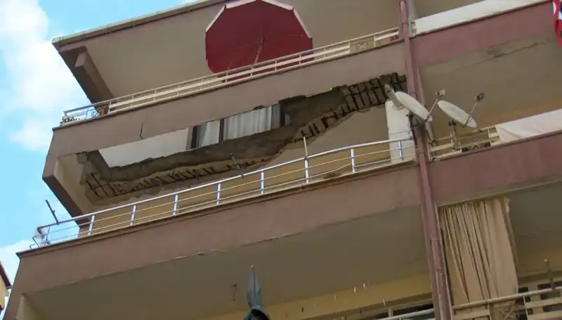 Güngören'de Beş Katlı Bina Balkonu Çöktü: Korku Dolu Anlar Yaşandı