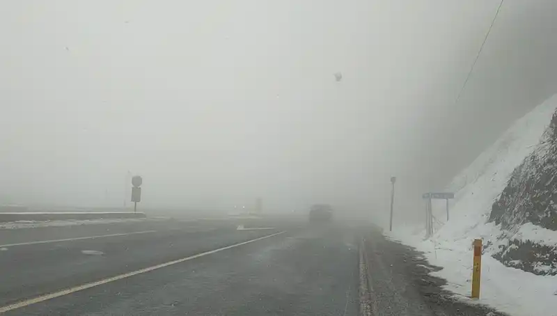Bolu Dağı'nda Yoğun Kar ve Sis, Ulaşımda Zor Anlar Yaşanıyor!