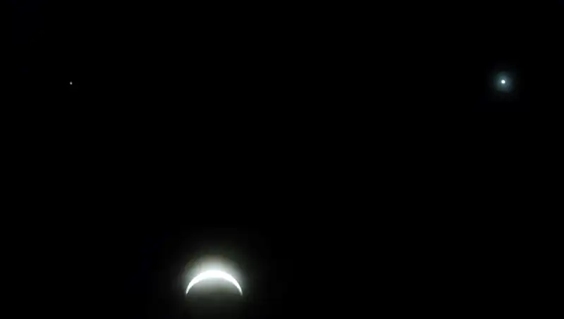 Venüs, Satürn ve Ay'dan Eşsiz Astronomik Gösteri: Kaçırmayın!