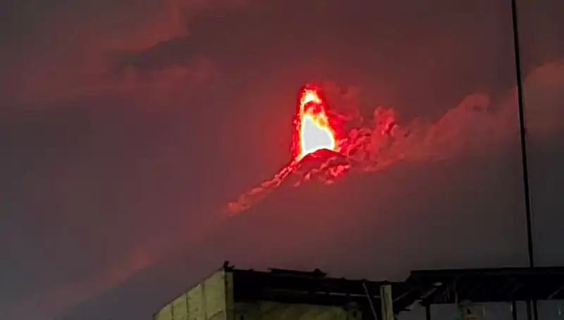 Fuego Yanardağı'nın Patlaması: 30 Bin Kişinin Tahliyesi Tehlikede