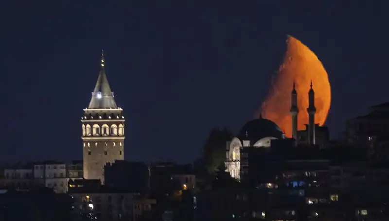 İstanbul'da Yarım Ay Manzarası, Yerli ve Yabancı Turistleri Büyülüyor