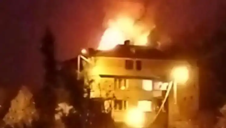Saman Dolu Çatıda Çıkan Yangın, Mahallede Panik Yarattı!