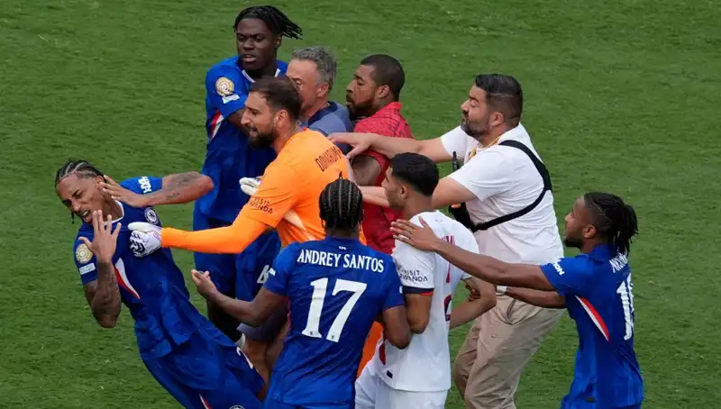 Dev Finalde Gerilim Tırmandı: Teknik Direktörden Futbolcuya Yumruk!