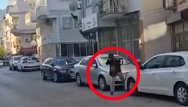 İzmir’de Gerilim Dolu Anlar: Saldırganla Çatışma Anları Görüntülendi
