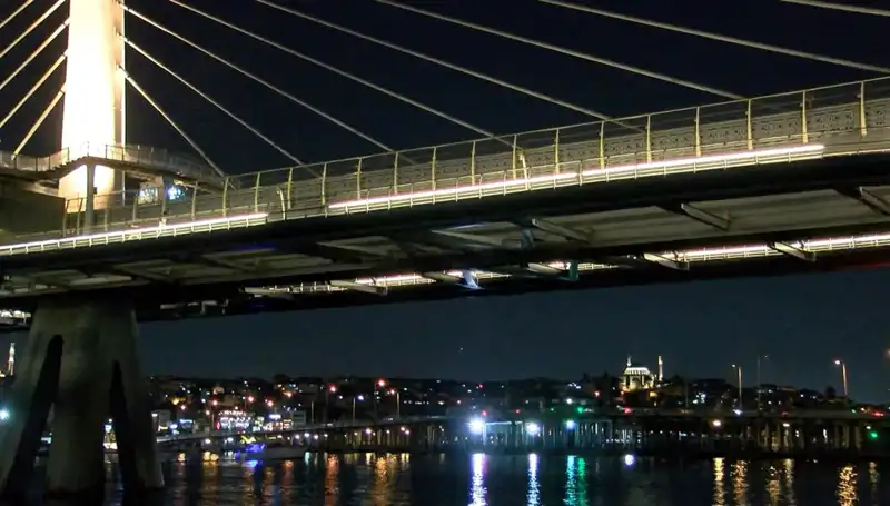 İstanbul'da Metro Köprüsünden Denize Düşen Kişi İçin Arama Çalışmaları Devam Ediyor