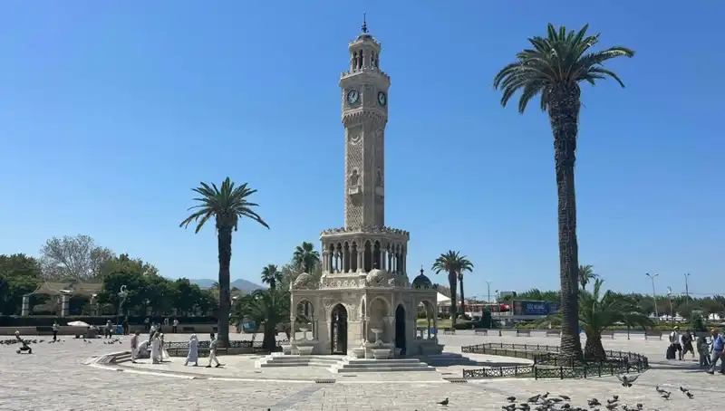 İzmir'de Sıcak Hava Dalgası, Meydanlar Boş Kaldı!