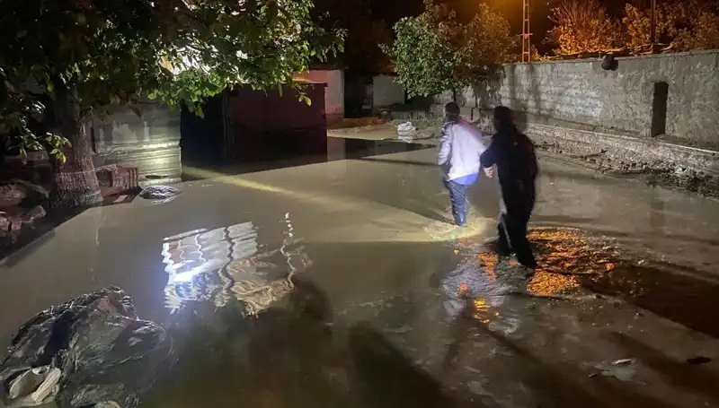 20 Dakikada Yağmur Felaketi: 1 Ev Çöktü, 3 Ev Boşaltıldı!